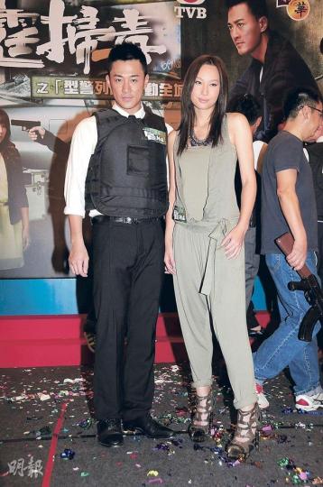 林峯（左）與徐子珊（右）落力為新劇宣傳，順道為爭奪視帝視后鋪路。（攝影/記者：梁榮達）想不到高大威猛的林峯，竟然會被氣球嚇親。（攝影/記者：梁榮達）官恩娜眼界麻麻，結果要接受大懲罰。（攝影/記者：梁榮達）黃智賢（左起）、苗僑偉及羅樂林的持槍Look有型有款。（攝影/記者：梁榮達）
