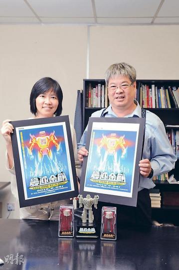 助理廣播處長（電視及機構業務）施永遠（右）與港台電視部總監陳敏娟（左）介紹9．24的「變迎金剛」變陣詳情。（孫華中攝）（明報製圖）