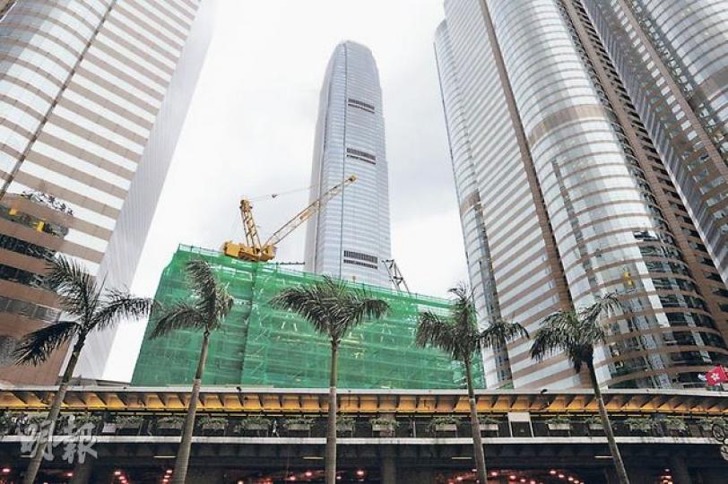 渣打香港為翻新後的交易廣場富臨閣的唯一租戶。置地公司指翻新後，富臨閣將自5層加建至7層。圖為富臨閣重建部分地盤外觀。（鄧宗弘攝）