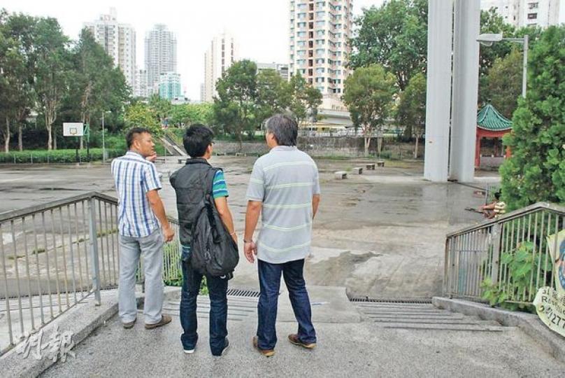 探員昨重返元朗南邊圍籃球場兇案現場調查，有村民稱村內有大空地球場，加上有一間由尼泊爾人開的士多，令不少南亞裔人在附近聚集。（雲錦鋒攝）