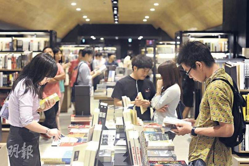 誠品盼為港人帶來寧靜，結果蜂擁的港人反而為誠品帶來喧囂，人潮散去後，香港誠品營運總監王珀琪坦言，這空間是繁囂還是安靜，由市民決定，大家要在此學習彼此尊重。（余俊亮攝）