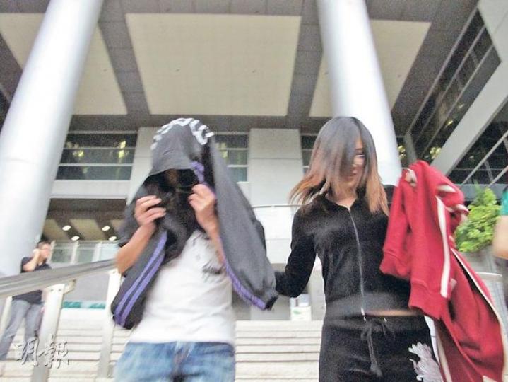 京士柏種票案兩名被告黃家健（左）及李海琪（右）承認選舉舞弊，獲准保釋候判。（余卓善攝）