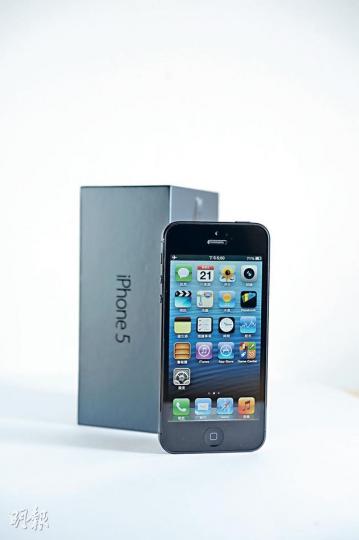 iPhone 5一樣有黑白兩色選擇，備有16GB、32GB及64GB容量。（64GB $7188、32GB $6388、16GB $5588）（葉思雅攝） 機背「Sleek」設計獨特有型，鏡頭也用上藍寶石水晶作保護面。（葉思雅攝） 斜位切割的邊位增添優雅感。（葉思雅攝） iPhone 5在上周五面世，勢掀換機熱潮。（一鋒攝） iPhone 5（左）機身比iPhone 4S（右）纖薄外，還使用了全新的細小8針Lightning接頭，3.5mm聽筒插口也轉至底部。（葉思雅攝） iPhone 5（上）