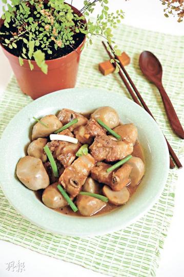 芋頭仔燜排骨 - 排骨醃後煎至表面微焦，灒酒並加入麵豉醬、蠔油及糖略炒，加水燜焗20分鐘後加入切大件的芋仔，再加蓋焗煮10分鐘即成。（美味娘娘示範菜式）（葉思雅攝）