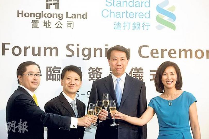 渣打香港租用置地富臨閣。圖左至右分別為置地公司執行董事周明祖、置地公司總裁彭耀佳，渣打香港行政總裁洪丕正、渣打香港個人銀行業務主管禤惠儀。（尹錦恩攝）