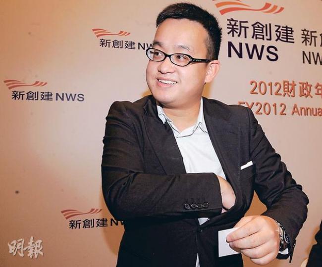 新創建執行董事鄭志明表示，父親鄭家純早前已就祖父入院一事回應過，不希望在業績會上談論私事。（劉焌陶攝） 新世界發展創辦人鄭裕彤次子、周大福慈善基金會理事長鄭家成昨出席基金會支票頒贈儀式，對父親現况三緘其口。（劉焌陶攝）