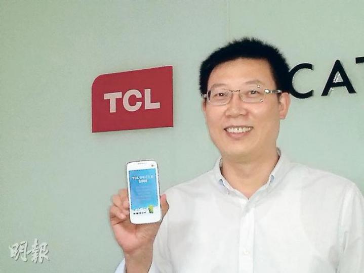 TCL通訊首席營運官王激楊指，目前着重發展銷售網絡，今年底前內地銷售點將增加至1萬個。（葉浩霖攝）