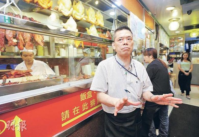 在旺角經營茶餐廳的邵文，聘請30多名員工，各人時薪最少達35元。如一旦最低工資再調升，餐廳無可避免要加價。（鄧宗弘攝） 在九龍區餐廳當洗碗工的陳換金，9年前入職時時薪只得22元，最低工資實施後時薪增至35元，但工作量隨之大增，黃昏時只得她一人洗碗，做到無停手。（鄧宗弘攝）