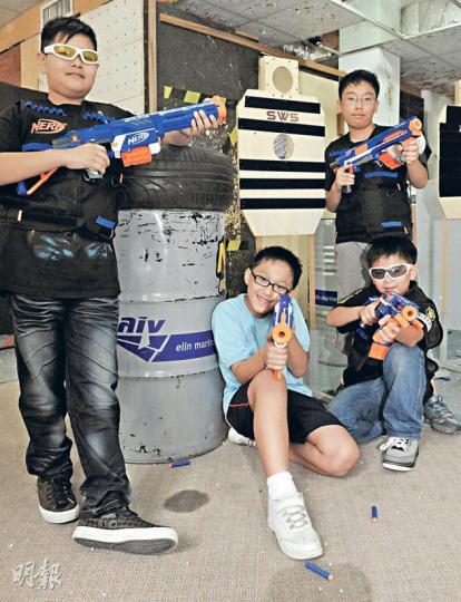 兒童玩War Game可以訓練體能、專注力、應變力和團體合作精神，只要做足安全措施和裝備，甚至選用安全度高的玩具槍，就可以嘗試刺激的射擊運動。（劉焌陶攝） War Game的遊戲玩法很多，大多是分兩隊對戰。（劉焌陶攝） 想射中標靶，就要考驗參加者的眼力和射擊技術。（劉焌陶攝） 小模特兒示範多種射法，包括立射、蹲射和仰射。（劉焌陶攝） （劉焌陶攝） 公仔人質重達30磅，小朋友需要合力才能抬起它。（劉焌陶攝） 射擊工作室總監鍾文迪（劉焌陶攝）
