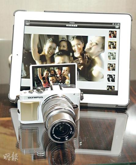 Olypmus PEN Lite E-PL5配合智能手機應用程式，在Toshiba FlashAir SDHC 記憶卡支援下，可隨時將相片傳送至手機或平板電腦，再上傳分享（圖B）。（$5990）（陳淑安、葉思雅攝） （圖B）（陳淑安、葉思雅攝） 手柄可加入指定圖案，傳統時尚兼備。（陳淑安、葉思雅攝） 相機的模式轉盤，可助用家快速選擇不同拍攝模式。（陳淑安、葉思雅攝） 可透過輕觸屏幕對焦，方便拍攝。（陳淑安、葉思雅攝） 不同特色的效果，使PEN Lite E-PL5的相片更有玩味。（陳淑安、葉思雅