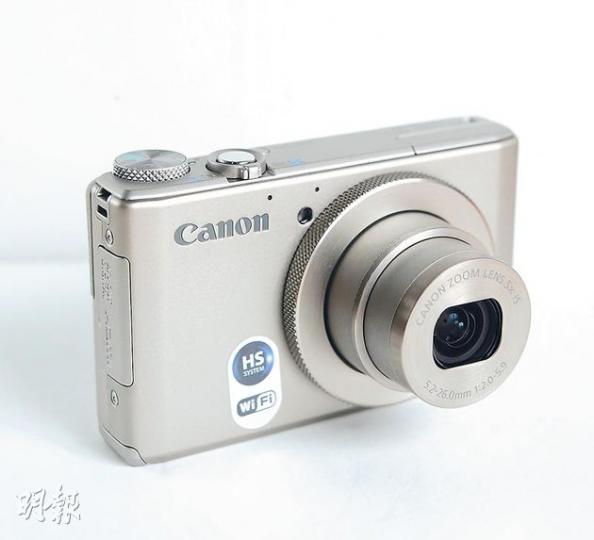 Canon PowerShot S110機仔細但功能強大，最大光圈值達F2.0，晚間拍攝效果更好。（陳淑安、葉思雅攝） 支援HDR拍攝功能，讓相片光暗對比更清晰。（陳淑安、葉思雅攝） 可透過CameraWindow app，將相片分享至iOS裝置。（陳淑安、葉思雅攝） （陳淑安、葉思雅攝）