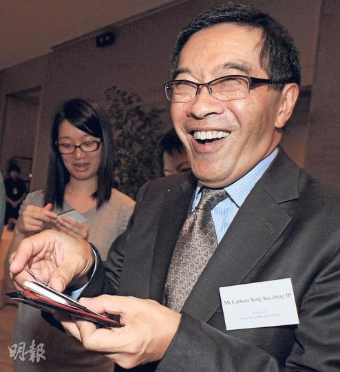 唐家成昨天被問到是否接任證監會主席時三緘其口，但樂意跟記者交換名片。（劉焌陶攝）