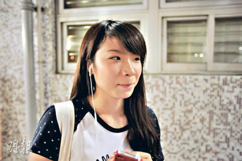 上水清河邨接連發生非禮及強姦案，居民方小姐坦言擔心治安，並指返家時絕不會「背向防煙門」，怕有色魔埋伏門後。（樊銳昌攝）
