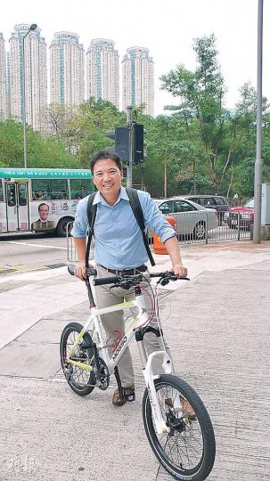 即將就任立法會議員嘅胡志偉習慣單車代步，噚日「二手車落地」，佢對新寵兒讚不絕口。（黃振豪攝）