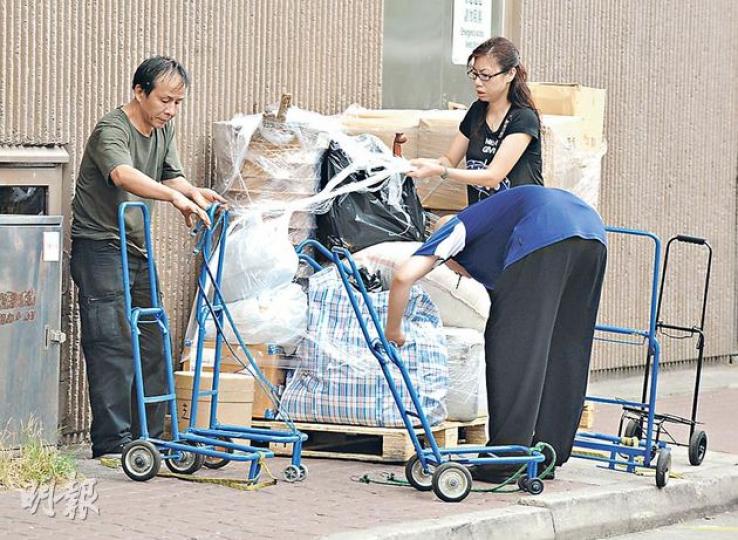 眼見港鐵職員近日嚴格管制乘客攜貨量，水貨客供應商將貨物先堆放在上水站外，待水貨客逐少送往內地，避開港鐵職員和海關的耳目。（劉焌陶攝） 上水中心1座成為內地水貨客新的集散地，他們租用單位作貨倉及臨時工場，有工人公然將貨物運進民居。（劉焌陶攝）