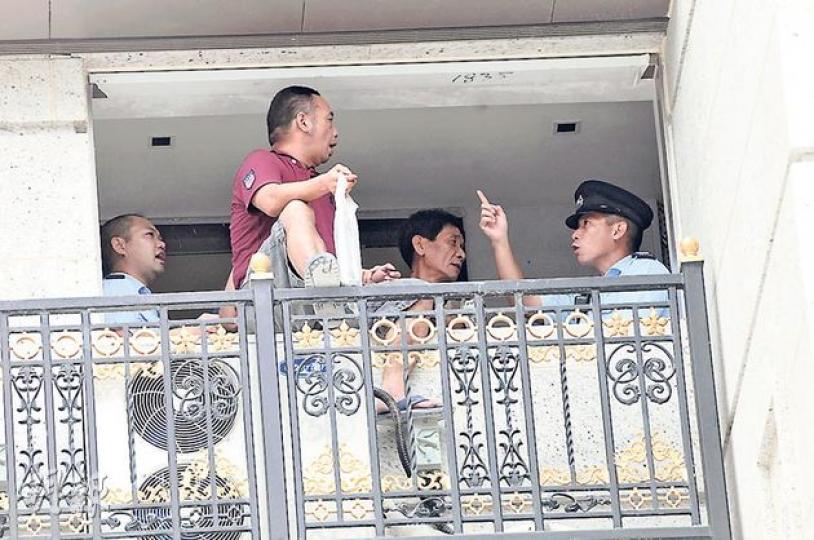 約一百名工人於九龍塘「珏堡」示威追討欠薪，有人一度攀上地盤5樓危坐，揚言「有糧出才下來」，及後經警員調停才返回安全位置。（林智傑攝）