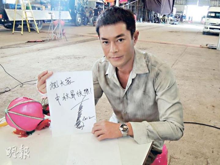 古天樂貪夠真實感,完成拍攝才止血。(微博圖片) 李心潔與劉青雲童心未泯玩燈籠。(微博圖片) (微博圖片) 古天樂貪夠真實感,完成拍攝才止血。(微博圖片) 李心潔與劉青雲童心未泯玩燈籠。(微博圖片) (微博圖片)