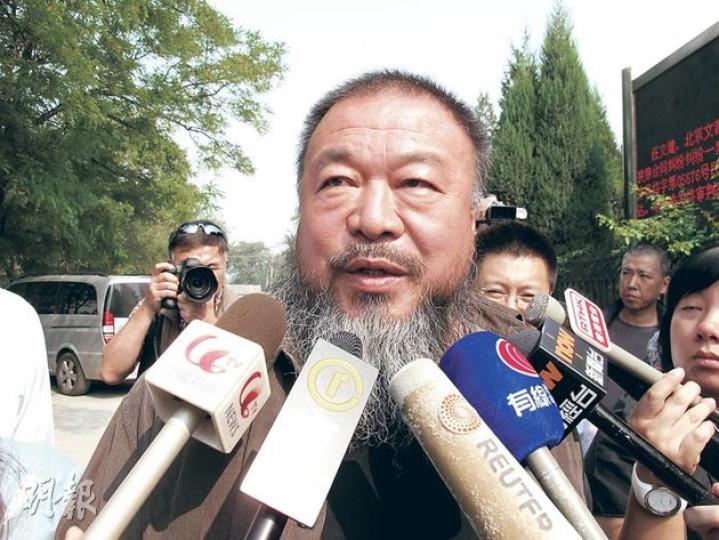 艾未未在聞判之後被傳媒包圍，怒斥法庭判決是「恥辱」。（明報記者攝）