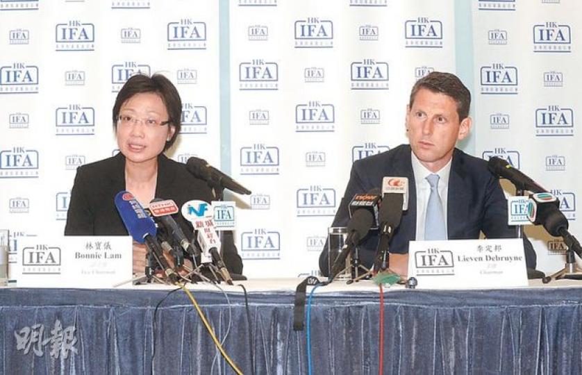 基金公會主席李定邦（圖右）稱，自金融海嘯以來，債券基金受寵程度急升，由2008年佔行業總額的16%，至當前近70%。旁為副主席林寶儀。（陳淑安攝）