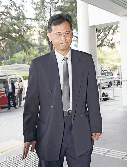 鄧貴文（上圖）昨一直愁容滿面，對記者提問只揮手表示不作回應。被告梁肇榮（下圖）昨一如以往「有備而來」，戴上口罩，並以手掩面到庭聽取裁決。（李澤彤攝）
