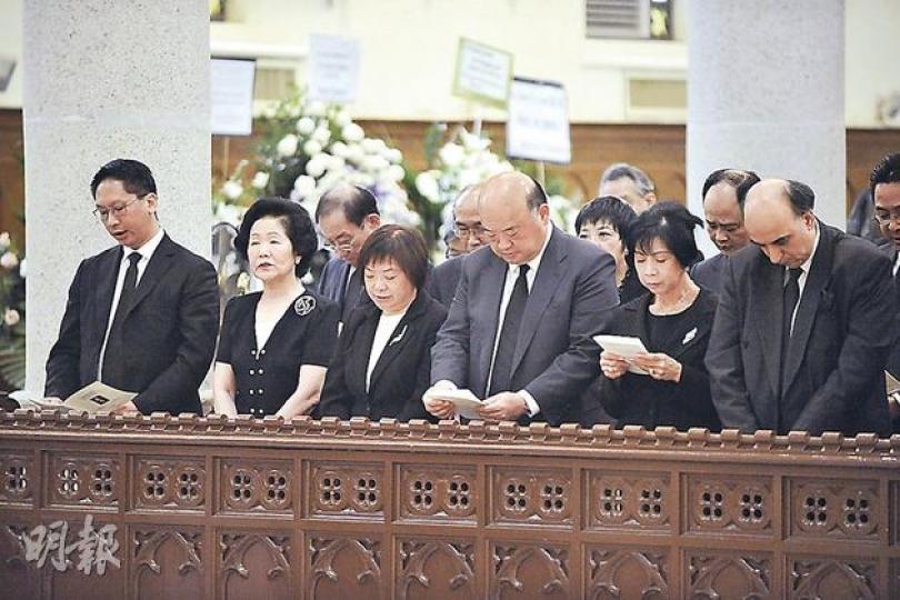 唔少名人出席施偉賢追思彌撒，前排左起律政司長袁國強、前政務司長陳方安生、終院首席法官馬道立伉儷，同埋終院法官包致金伉儷。（葉家豪攝） 終院前首席法官李國能致悼辭，佢話施偉賢生前同李柱銘以及其他律師一齊玩「話事啤」。（葉家豪攝）