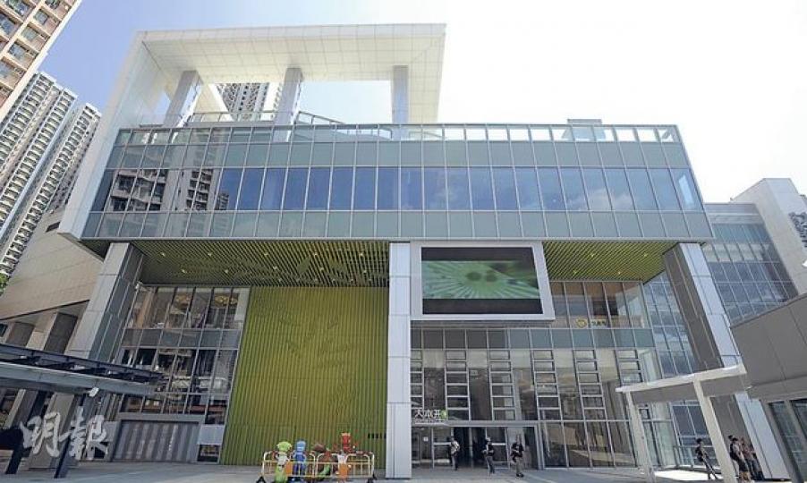 樓高8層、位於油塘的「大本型」是房委會現時旗下最大規模商場，斥資15億元興建，明日試業，今年12月正式營業。（余俊亮攝） 房委會表示，「大本型」將以年輕及時尚潮流作定位，商場佈置亦會增添藝術元素，其中邀請了著名設計師又一山人設計紅白藍「香港大本型」橫額，未來將繼續懸掛在商場中庭。（余俊亮攝）