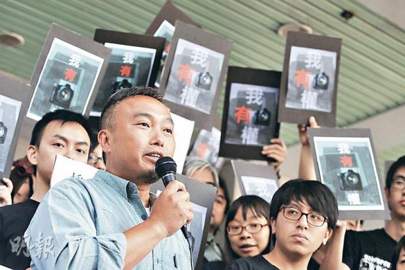 《蘋果日報》前攝記成啟聰（前左）提堂，壹傳媒工會、記協及攝記協會成員紛紛聲援。（李澤彤攝）