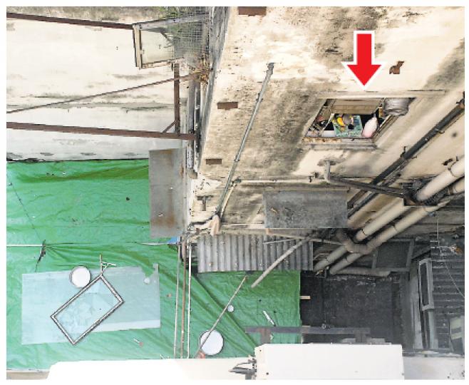 西環舊樓石油氣爆炸威力甚大，單位廚房（箭嘴示）鋁窗連窗框炸至飛脫，直墜1樓簷篷。（雲錦鋒攝）
