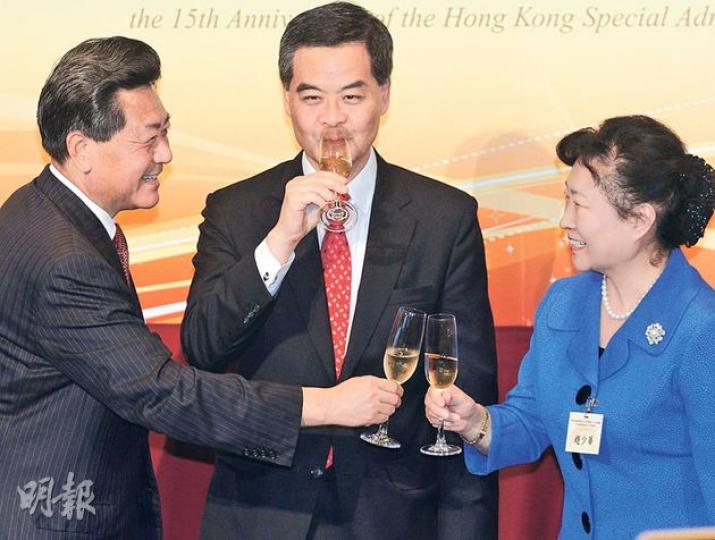 特首梁振英（中）接受台灣媒體訪問時稱港民主發展快，言論被批脫節。（李紹昌攝）