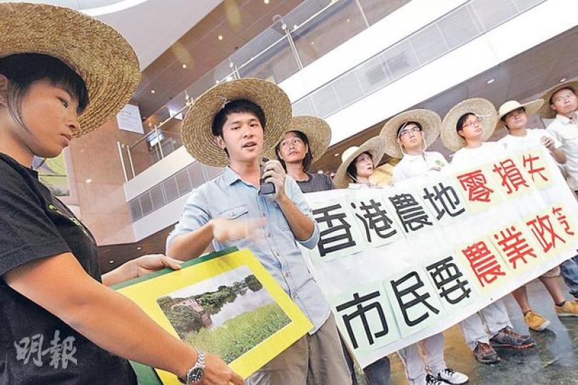 長春社、綠色和平及有機農友會等9個環團及農戶代表，昨到北角規劃署總部請願，要求政府重新規劃新界東北農地，並批評政府建議預留塱原等地方予受影響農戶是不切實際。（李紹昌攝）