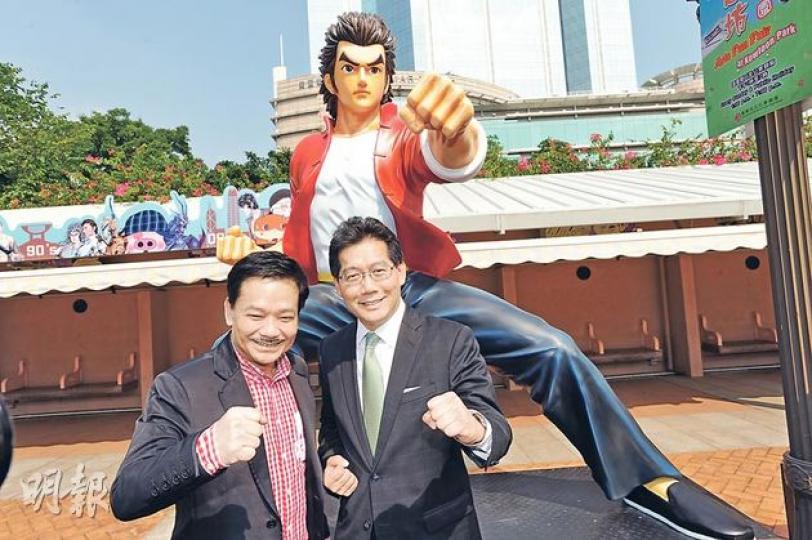 黃玉郎（左）同蘇錦樑（右）負責揭幕之餘，仲一齊擺pose同《龍虎門》主角王小虎合照