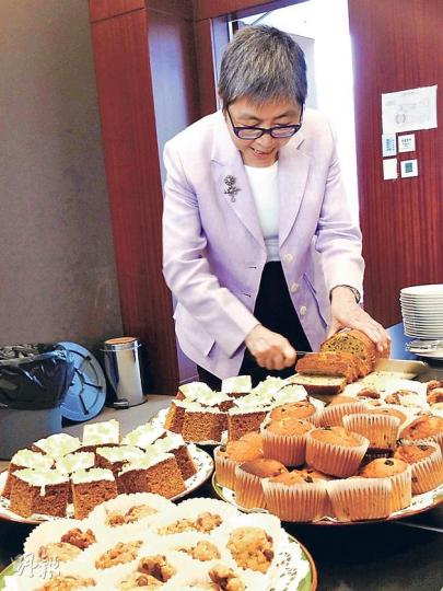 吳靄儀即將卸任法律界議員，佢噚日帶埋自製嘅美式曲奇餅、cupcake同薑味蛋糕，同記者喺立法會大樓來個「最後」茶敘。（陳洛明攝）