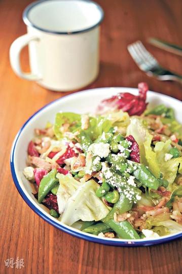 Green Bean, Broad Bean and Sweet Pea Salad $78——特別加入希臘羊奶芝士，有羊奶的羶味、生菜的甜味和美國煙肉汁，味道富有層次。（葉思雅攝）Bacon-wrapped Scallops $118——美國煙肉以蘋果木熏製，帶有淡淡的甜味，包裹着北海道帶子，多重享受。（葉思雅攝）"Rub n Tickle" Belly  $298——此菜晚餐時供應，豬皮以鹽醃製，焗至金黃香脆，伴慢煮西班牙豬腩肉，肉味濃厚，適合一眾愛豬人士。（葉思雅攝）Artisanal P