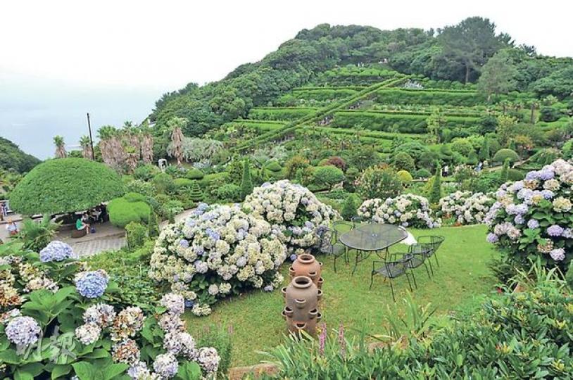 外島上的花圃，有着歐洲風格。（黃潔玲攝）南浦洞劇場的手印陣，有著名的導演和演員留下的手印。（黃潔玲攝）2011年建好的電影殿堂，是電影節的專用劇場，將播放開幕和閉幕電影。（黃潔玲攝）太宗台遊園地的海鮮檔，可現買現吃。（黃潔玲攝）電影殿堂設有大型戶外戲院，能容納多達4000人。（黃潔玲攝）海雲台的沙灘出了名漂亮，附近設有許多酒吧和餐廳，因而愈夜愈美麗，晚上人氣依然旺盛。（黃潔玲攝）宣柏健（右）既愛電影，又愛韓國，對釜山相當熟悉。（黃潔玲攝）Ibis Ambassador Busan City Ce
