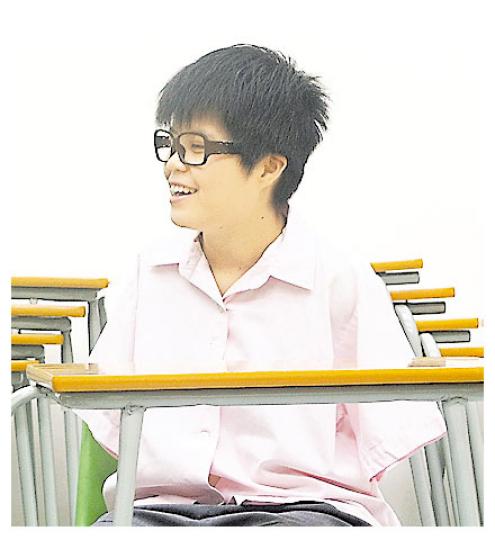 不幸失去雙臂的楊小芳，靠雙腿繪畫運動，追尋夢想，成就較不少健全學生有過之而無不及。（余俊亮攝）