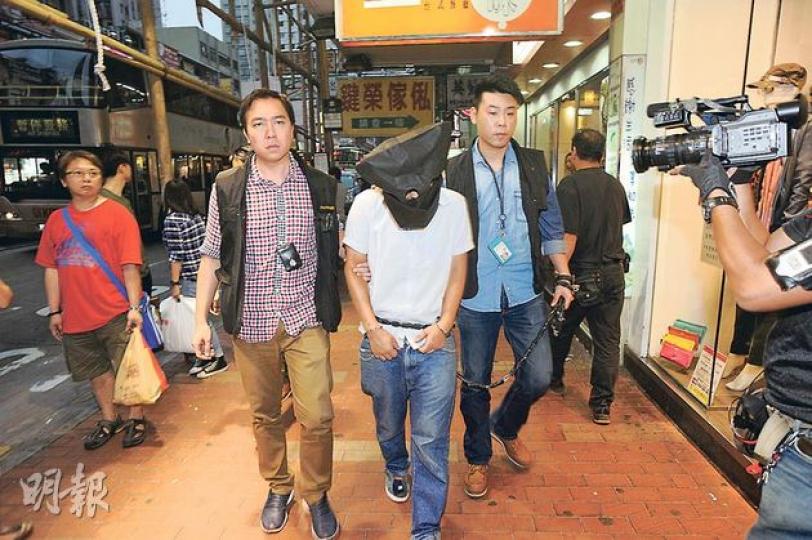 元朗南邊圍的謀殺案警方再於中區拘捕3名疑犯，昨晚並把其中一疑犯押返其寓所蒐證。（樊銳昌攝）