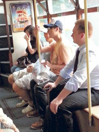 倪震（右）在電車上與友人有講有笑。（攝影/記者：劉永銳、李維隆）