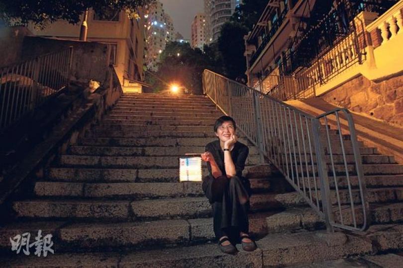 （林俊源攝）中秋夜在舊建築舊樓梯之間穿梭，別有一番樂趣。（林俊源攝）的確，記者當天探路，這兒空曠又夠黑，曬月光玩燈籠一流。（鄧宗弘攝）合一亭的水池，最巧妙是近山坡的池邊建有一條小路，相中馬傑偉站在那兒，就可以倒映在水面，天水連成一體。（林俊源攝）今年是政總啟用以來第一個中秋，Kenji率先在這裏試玩燈籠﹗（林俊源攝）阿Man從沙田踏單車到三門仔，尋得一個賞月好地方。（林俊源攝）