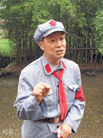 重慶地稅局一班女官員身穿紅軍裝，還梳起孖辮留影。（明報記者攝）
