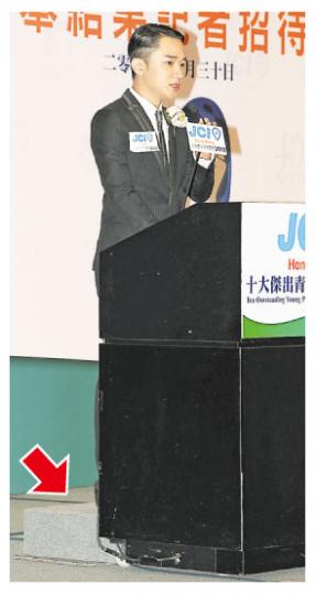 王祖藍笑言獲恭賀時，似足他與李亞男結婚。（攝影/記者：陳釗）

