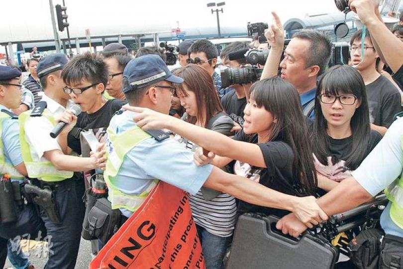 約30多名學民思潮示威者希望遊行到金紫荊廣場請願，要求梁振英撤回國民教育科，但多次被警察攔截，雙方一度推撞。（林俊源攝）（明報製圖）