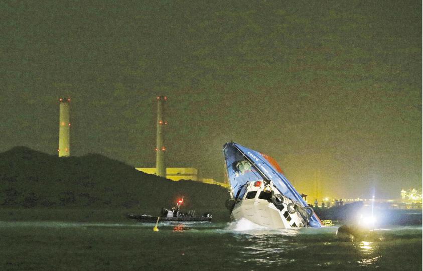 國慶日，香港發生回歸以來最嚴重的海難。港燈一艘載有124人客船，昨晚離開南丫島電廠往中環觀賞國慶煙花，但航行僅5分鐘左右，被一艘港九小輪攔腰撞上，不消5分鐘船尾即下沉，只餘船頭露出海面，逾百人墮海。截至今凌晨，最少8人證實死亡，圖為消防船趕到現場，馬上派蛙人潛水搜救。（李澤彤攝）一名小童送到海怡半島碼頭時已奄奄一息，救援人員正盡全力搶救。（鄧宗弘攝）撞船造成至少8人死亡，救援人員撈起屍體，暫放在水警輪的甲板上，以白布覆蓋，但仍見大量血液流出。（鄧宗弘攝）撞船慘劇後，中聯辦罕有地即時介入，中聯辦副