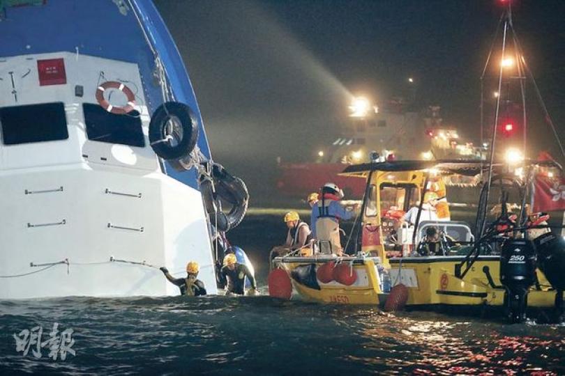 港燈客船被港九小輪撞沉，只餘船頭露出海面，消防員要派蛙人潛入船艙搜索失蹤者。（李澤彤攝）乘客劉氏夫婦眼見一對子女在船艙內未能抓緊欄杆而墮入海中，至昨晚深夜仍未知子女下落，心急如焚。（鄧宗弘攝）乘客李先生形容，事發時客船如鐵達尼沉船般迅速傾側下沉，幸有船員開窗令部分乘客可逃生。（衛永康攝）港燈客船被港九小輪攔腰撞沉後，船上逾百人墮海，多艘消防輪趕到現場搶救，將傷者送往海怡半島港燈碼頭上岸，傷者逐一披上保暖氈等候救援。特首梁振英（中間穿白西裝者）亦有到場探望傷者。（鄧宗弘攝）