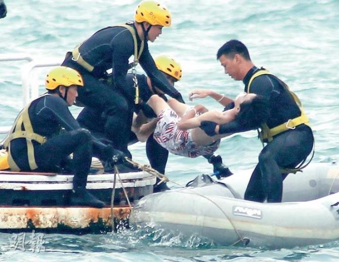 在石澳嬉水被大浪捲走溺斃男學生蔡禮行，在出事後逾7小時由消防蛙人在浮台附近水底尋回。（林俊源攝）遇溺獲救的女同學唐艷君（中）一度需送院，治理後無大礙。（林耀華攝）兩名學生失蹤後，其家人接報趕到沙灘，等候搜救期間憂心忡忡緊握雙手。（林耀華攝）在石澳泳灘被大浪捲走遇溺亡的中五男生蔡禮行。（楊嘉欣攝）另一被大浪捲走的男學生陳恩仕仍未尋回。（楊嘉欣攝）
