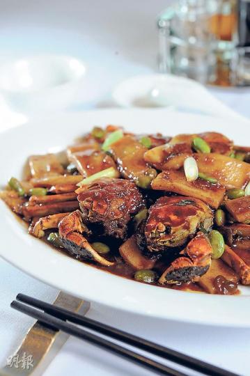 毛豆年糕醬炒大閘蟹 - 蟹反不及年糕出眾，因年糕盡吸蟹的鮮美、醬的香濃，加上少許花雕酒香，煙韌可口，非常討好。（$280，包括兩隻4両，C）（葉思雅攝）