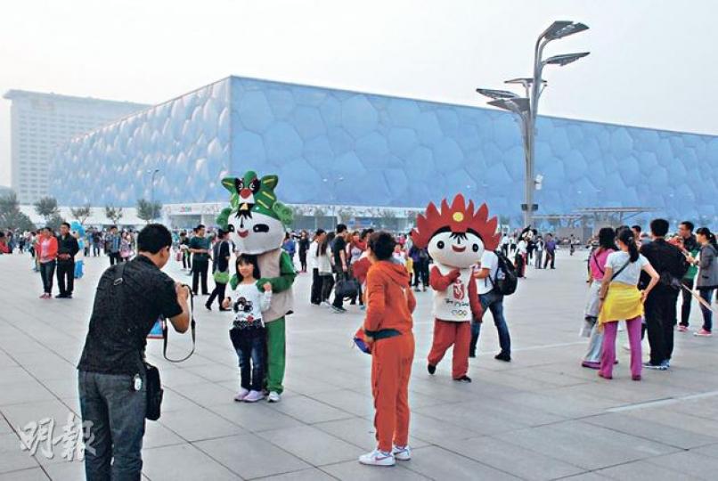 京奧大出風頭的國家游泳中心「水立方」（上圖），現已改建成亞洲最大的室內水上樂園，它與設計成「水上明珠」的國家大劇院（下圖），同被指是浪費水資源的建築。（明報記者攝）