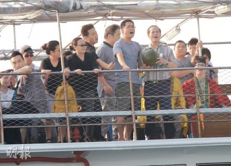 數十名死者家屬登船出海，到事發海面拜祭，有人向大海高呼遇難者名字，並按習俗拋下西瓜，盼望失蹤家人早日尋回。（李紹昌攝）一批撞船海難死者的家屬，昨午在海怡半島港燈碼頭集合，在道士引領下在碼頭拜祭，部分附薦上寫有死者名字，部分則留空。家屬其後出海舉行招魂儀式。（衛永康攝）