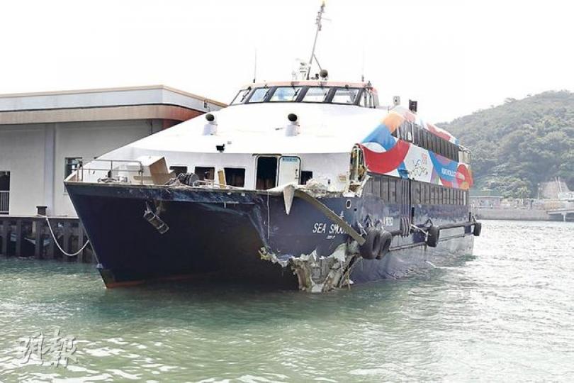 撞向港燈客船的港九小輪「海泰號」，事發後一直停泊在榕樹灣碼頭，左邊船頭底部損毁嚴重，但結構完整，未有下沉危險。（李紹昌攝）事發時與丈夫Brian（中）和女兒（左）同乘「海泰號」的鄭女士（右）稱，目睹地氈滲水，船身傾側，惟船長並無廣播公布詳情，乘客都是自發穿上救生衣。（吳光熙攝）
