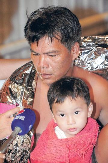 裝修工人李先生先把兩名年幼子女推上救生筏，再折返船艙尋找失蹤妻子，其間義助3名險溺斃乘客脫險。（鄧宗弘攝）