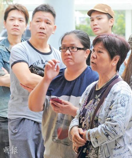 新婚兩周的林嘉敏和劉文麗，在事故中夫死妻失蹤，劉文麗母親（右一）和一眾親友昨晨在醫院找尋女兒，憂心忡忡的在急症室門口等候消息。（劉焌陶攝）